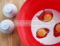 Omëletë recetë klasike me qumësht në një tigan Omëletë me vezë dhe qumësht në një tigan